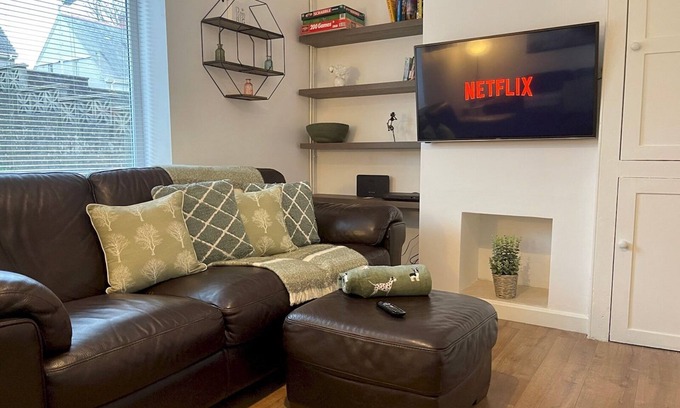 Townhill House | Pass the Keys | 126 Merlin Cresent Newly Refurbished Family Home