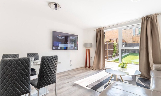 Charlton House | Pass the Keys | 2 Bedroom House | Free Parking | Near Charlton Stn