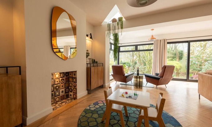 Sugnall House | Pass the Keys | Acorn Lodge · Luxury Retreat In a Stunning Oasis With Hot Tub