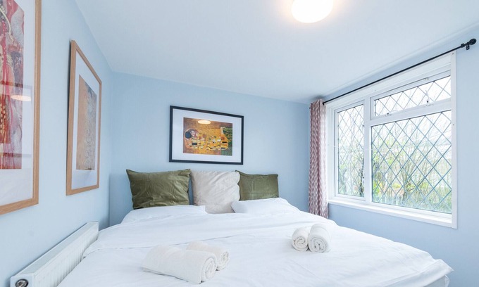 Lychpit Apartment | Pass the Keys | Basingstoke Charming King Beds Flat in Basingstoke Sleeps 4