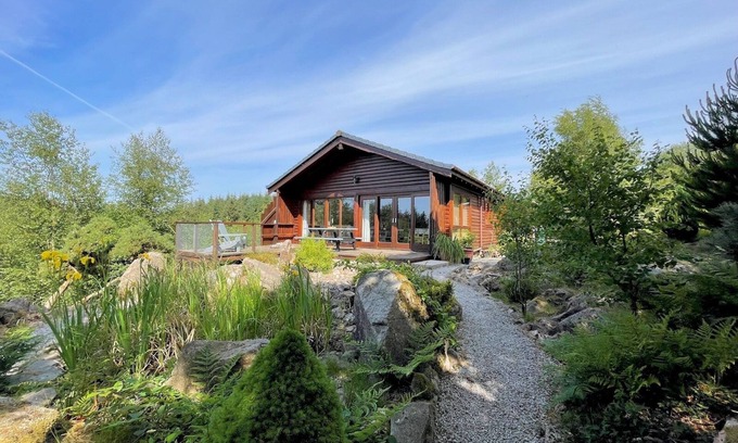 Rockcliffe House | Pass the Keys | Beautiful 2BR Beach Lodge Set In Stunning Gardens