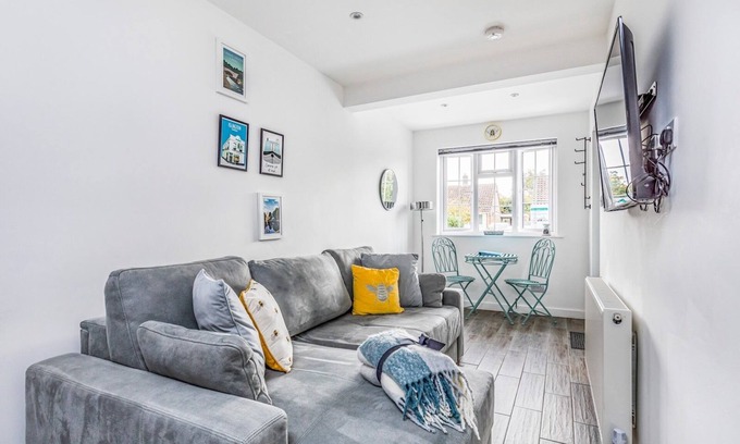 Fishbourne Apartment | Pass the Keys | Charming Annexe w Garden Parking Pass The Keys