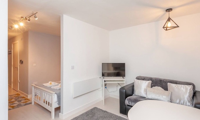 Holbeck Apartment | Pass the Keys | City Centre Haven