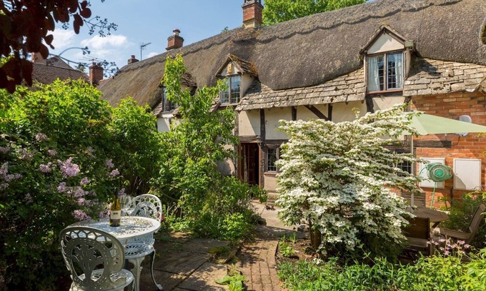 Chipping Campden House | Pass the Keys | Dara Cottage | 16th Century Thatched Cottage