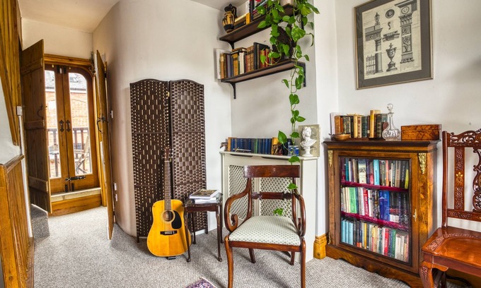 Lincoln House | Pass the Keys | Historic House with Cathedral Views