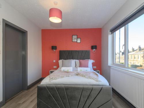 Leeds Apartment | Pass the Keys Love Blooms in Lower Wortley - Couples Hideout with a Shared Kitchen