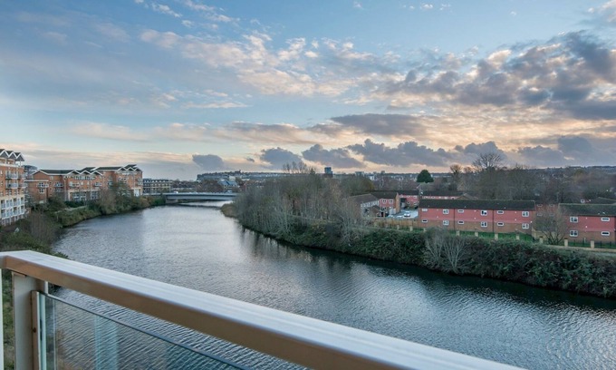 Century Wharf Apartment | Pass the Keys | Lovely 2 Bedroom Apartment in the Bay with a view