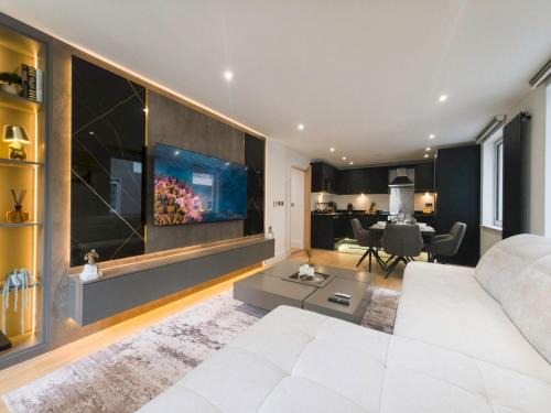 Canary Wharf Apartment | Pass the Keys Luxury 2BR with Balcony Views