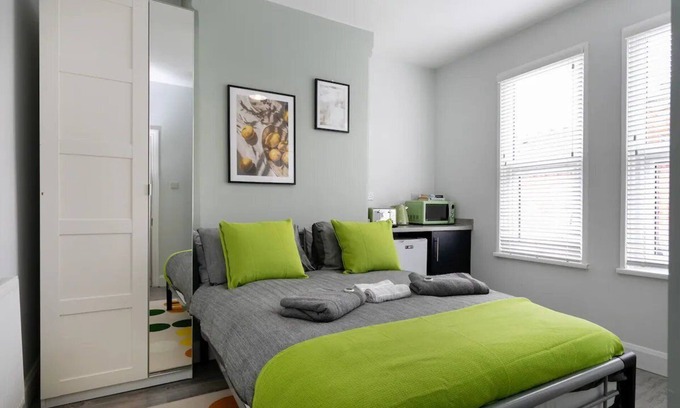 West Bridgford Apartment | Pass the Keys | Room 4 · Nottingham studio - Perfect for exploring