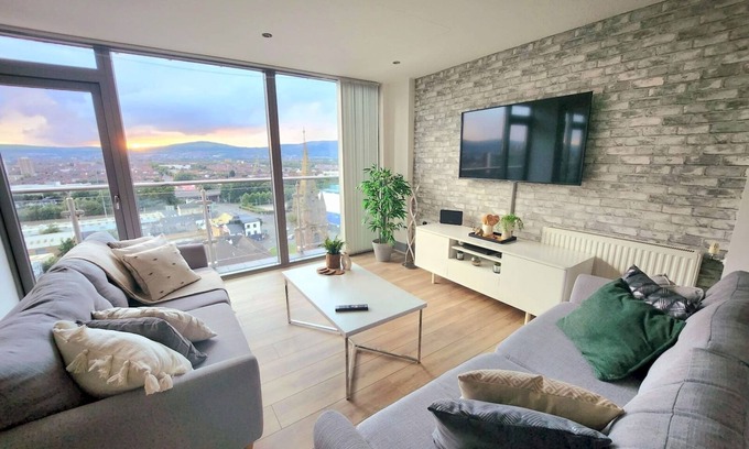 Belfast Apartment | Pass the Keys | Stunning Penthouse with Balcony | Sunset Views