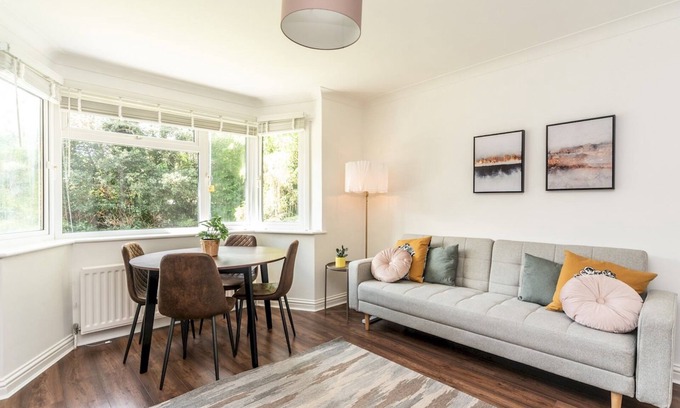 Surbiton Hill Apartment | Pass the Keys | Stylish Apt in quiet cul de sac