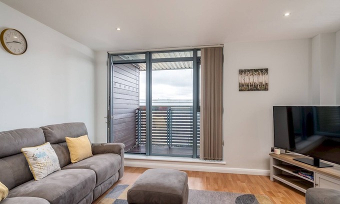 Watford Apartment | Pass the Keys | Stylish Watford Apartment Sleeps 7 with Parking