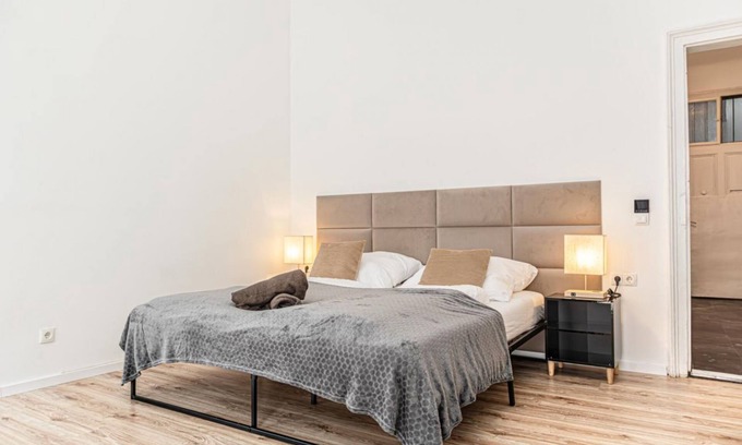 Rudolfsheim-Funfhaus Apartment | Past Meets Present 1BR/Apt Budget Friendly&Central