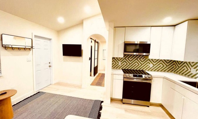 South Middle River Cottage | “Pastel home”Coastal vibes! Near beach/ports!