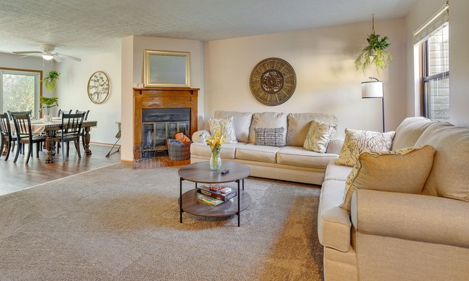 Pataskala House | Pataskala Paradise: Cozy Hideaway w/ Fireplace!