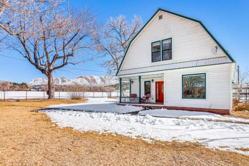 Mancos House | Patio and Mountain Views Farmhouse in Mancos!