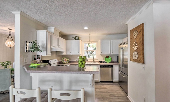 Olde Town Cottage | Patio & Gas Grill: Charming Bluffton Escape!