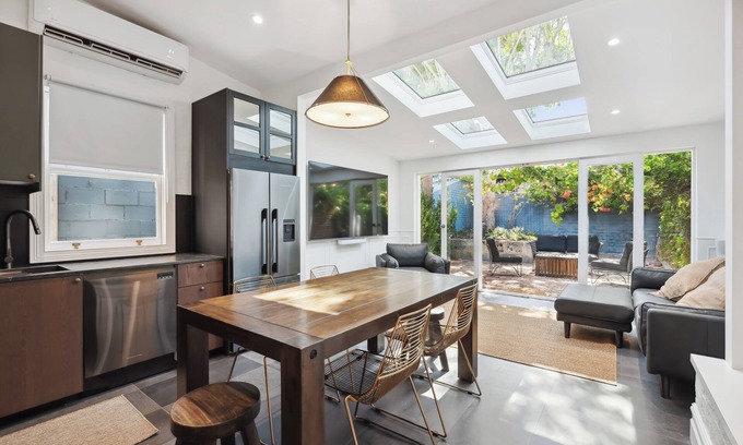 South Fremantle House | Paton House, Beach 250m | Heritage Luxe w/Fireplace and 86" TV