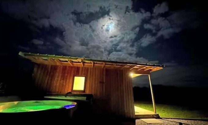 Paulton Cabin | Paulton - Sleeps 2 - PetFriendly - HotTub - Garden