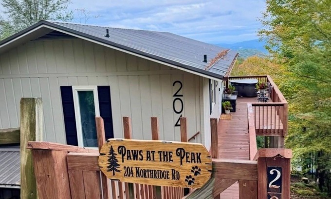 Beech Mountain Cottage | "Paws" for Views; Hot Tub; 2 Minutes to Slopes