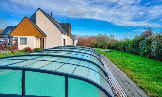 Ploneour-Lanvern Ski Chalet | Pays Bigouden, maison pour 8 with a pool