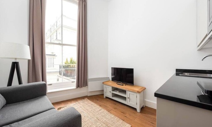 Colville Apartment | PBC | Modern Two Bedroom Apartment South Kensington BH3