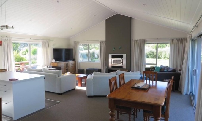 Acacia Bay House | Peace and Tranquilty Close to Town