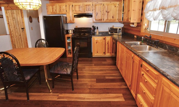Cascade House | Peace Tree Place - Beautiful Log Home - Serene - Ample parking - WiFi - Fire pit