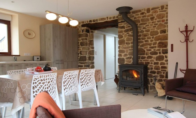 Champcervon Cottage | Peaceful House in Mont Saint-Michel Bay with wifi and parking