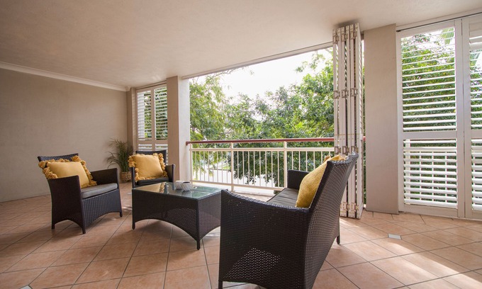Hawthorne Apartment | Peaceful 2B2B with Parking | Walk to Cafes + Ferry