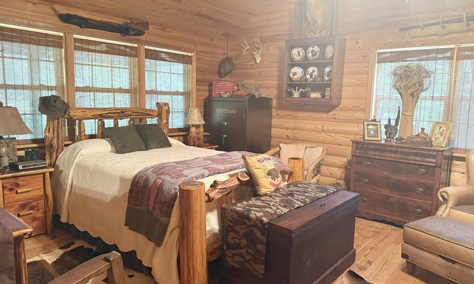 Tifton Cabin | Peaceful 2BR Cabin Retreat in Tifton-Shady Pondside Getaway on Quiet Dirt road