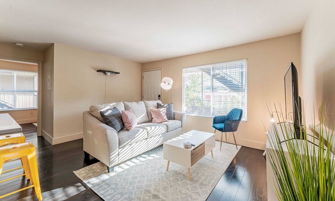 Riverside Apartment | Peaceful 2BR king beds suite next to Downtown