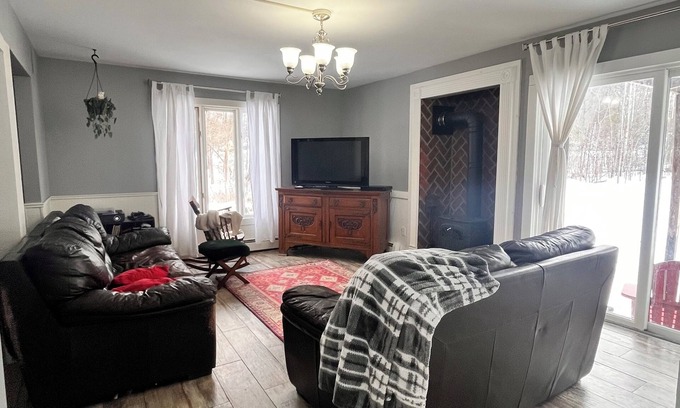 Florence Cottage | Peaceful 3-bedroom cottage in the woods in Brandon