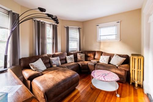High Street Hill Apartment | Peaceful 3BR w Porches Wi-Fi Near Hospitals