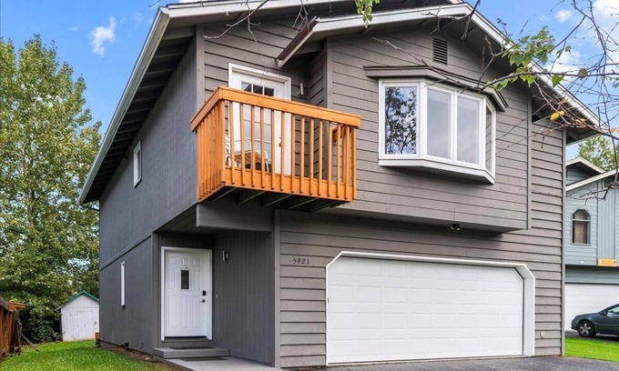 University Area House | Peaceful Anchorage Stay Near Ocean & Attractions