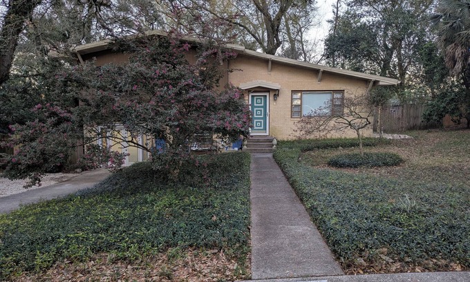 Southeast Pensacola House | Peaceful and Centrally Located Place. Be at Home in the Heart of Pensacola.