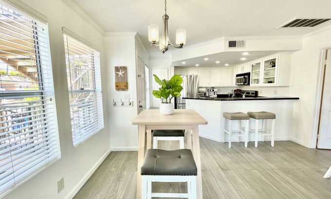 Circle Area Condo | Peaceful Beachy Condo in the heart of Long Beach!