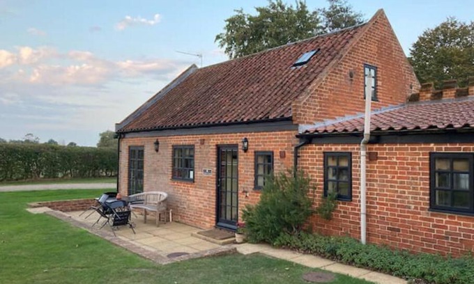 Toft Monks House | Peaceful country cottage in stunning surroundings