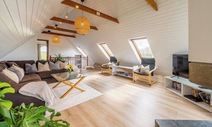 Crowlas House | Peaceful countryside retreat with sea views