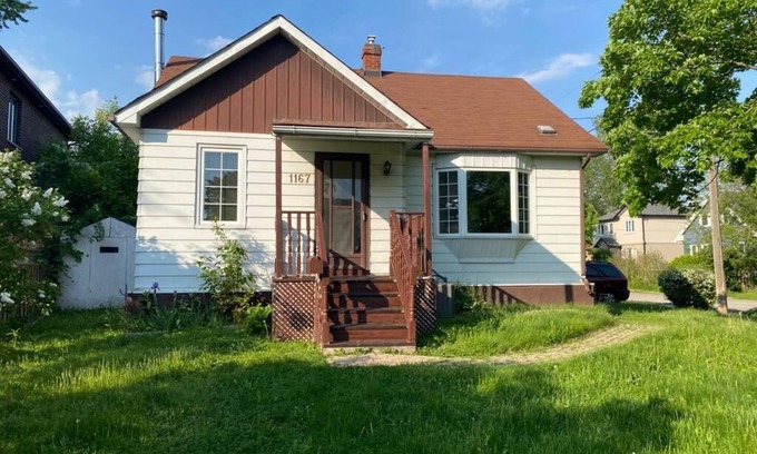 Lakeview House | Peaceful, cozy 4 bedroom house walking distance to the lake, 15 mins to Downtown