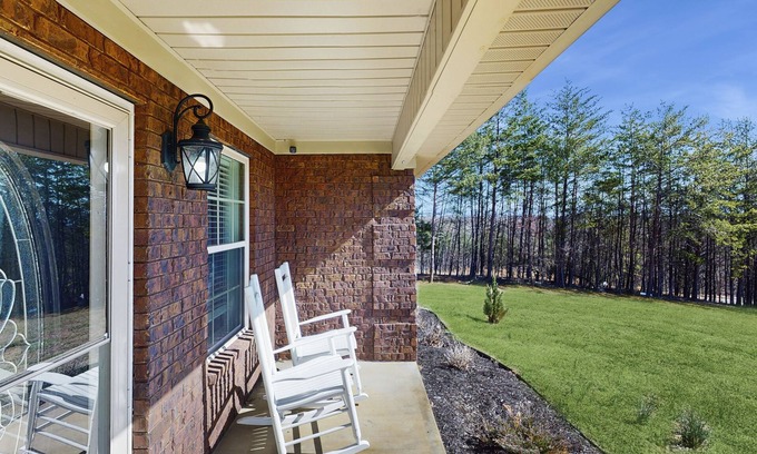 Kodak Cabin | Peaceful family-friendly home with games, fire pit, and great location!