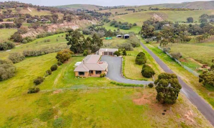 Melbourne House | Peaceful FarmHouse stay next to Bacchus Marsh Town