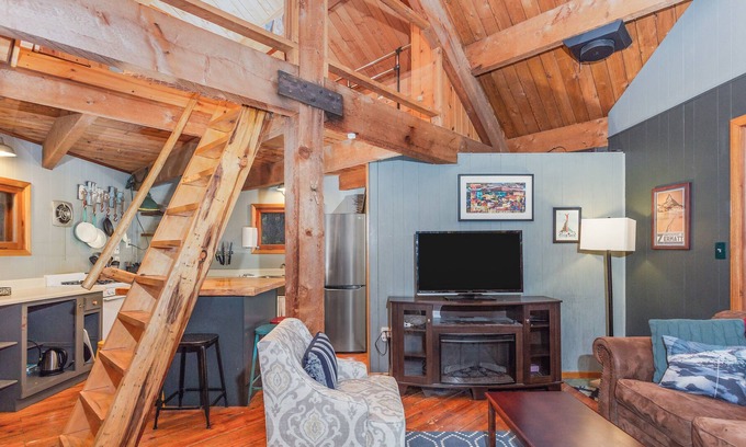 Girdwood Cabin | Peaceful Girdwood studio with large deck and private hot tub