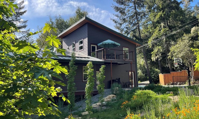 Hiouchi Apartment | Peaceful Guesthouse on the Smith River