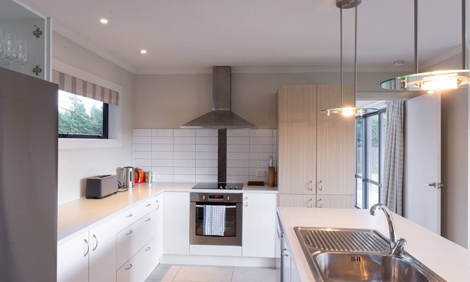 Lake Hawea House | Peaceful Hawea Escape - 700m from the lake