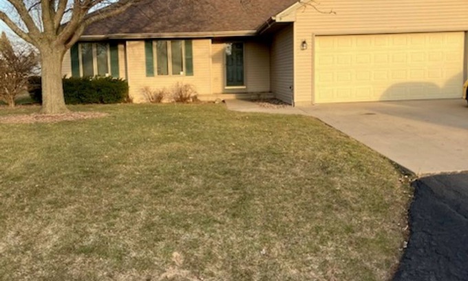 Oshkosh House | Peaceful home, 4 miles from EAA Aviation Center! Easy access. AirVenture Museum.