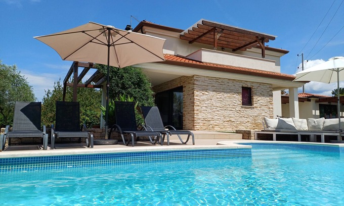 Buje House | Peaceful house with lots of privacy near Umag. Sea view.