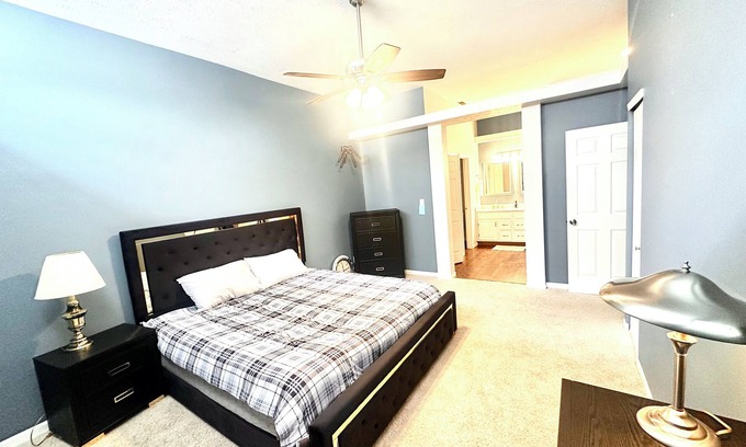 Wayne House | Peaceful lake view 3-bedroom bungalow