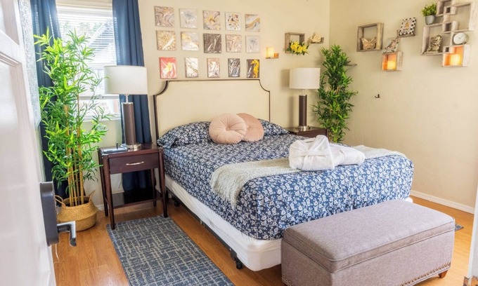 Oak Park House | PEACEFUL, NEAR SDSU, CENTRAL with LG PATIO, FULL KITCHEN, COZY BEDS, GATED HOME