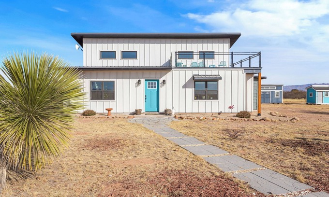 Hereford Other | Peaceful Off-Grid Getaway, Modern Comfort in the Desert